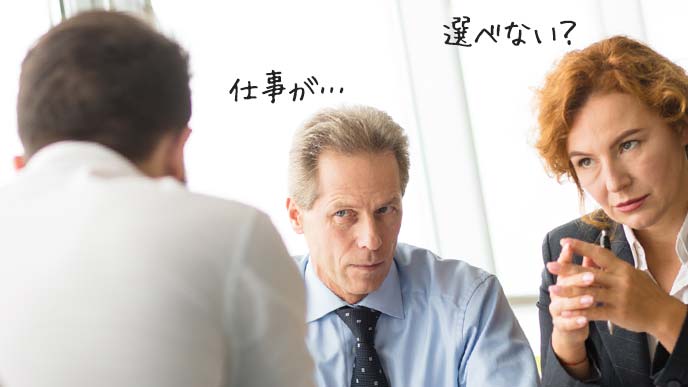年配の男女に相談を持ちかける人とその反応