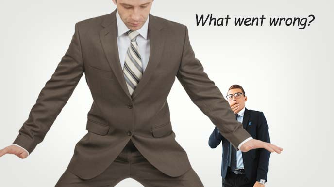 自分の下半身を見て何がまずかったのか考える青年と後ろから見ている青年