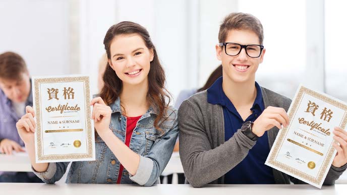 資格証を手に微笑む若い男女