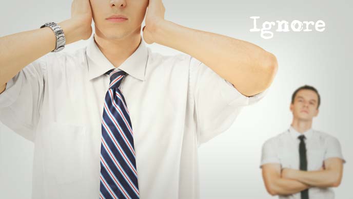 耳をふさぐ男性