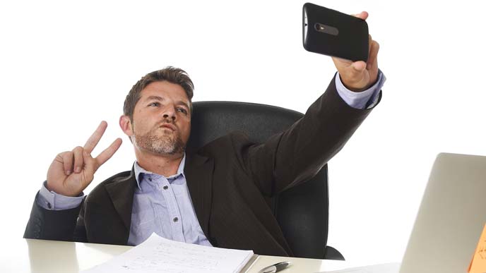 社内SNSに自撮り画像を流す上司