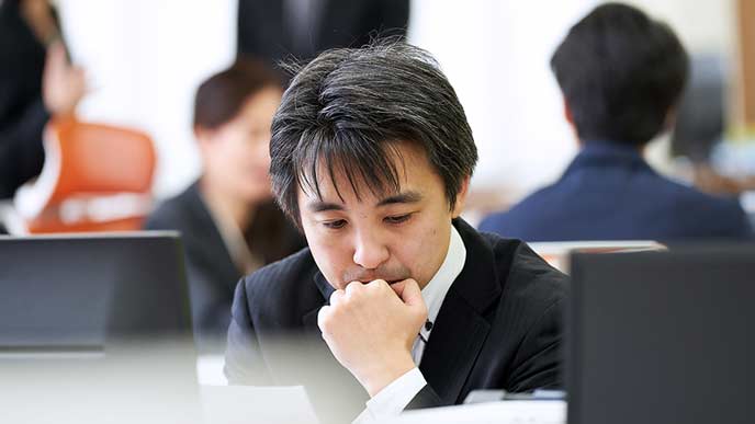 仕事で孤独を感じた時の対処の仕方一人ぼっち解消法 退職assist 仕事で孤独を感じた時の対処の仕方一人ぼっち解消法 退職assist