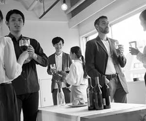 会社の催事でお酒を飲む社員