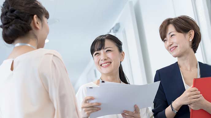 同僚と談笑する社員