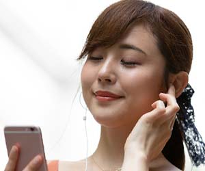 スマホで音楽を聴く女性