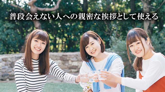 同窓会で飲み物を飲む女性達