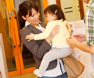 保育園から子供を引き取る母親