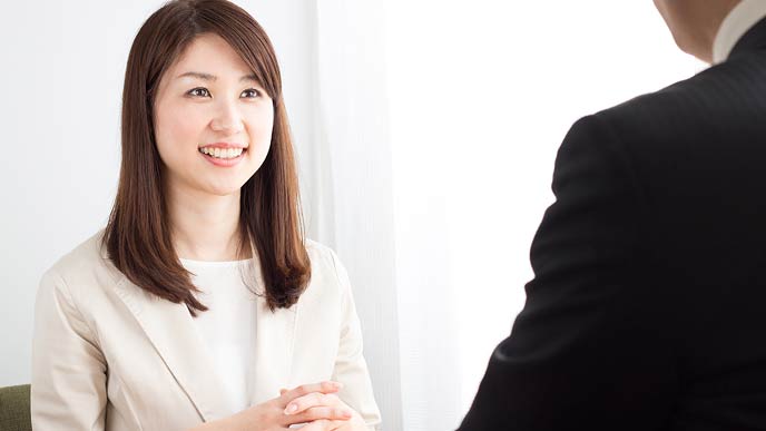 笑顔で面談する女性社員
