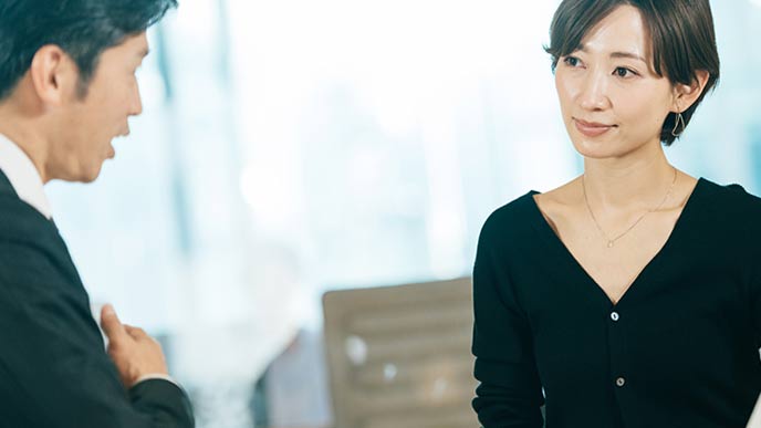 上司に相談する女性社員