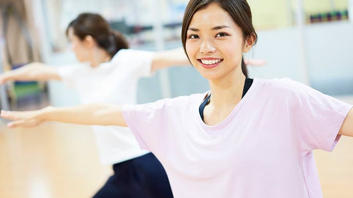 ヨガをする女性