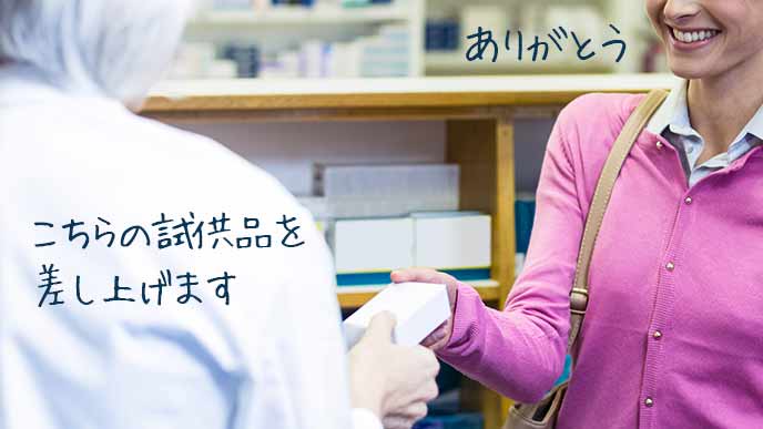 お店で店員から試供品を貰う女性