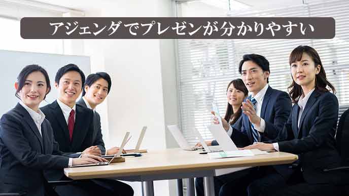 プレゼンを笑顔で聞く参加社員