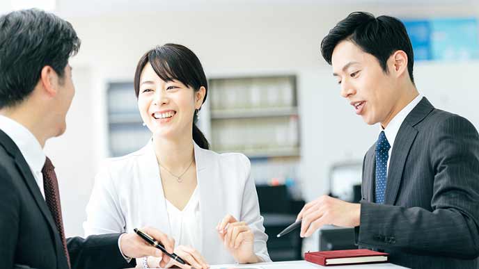 仕事の打ち合わせをする上司と部下