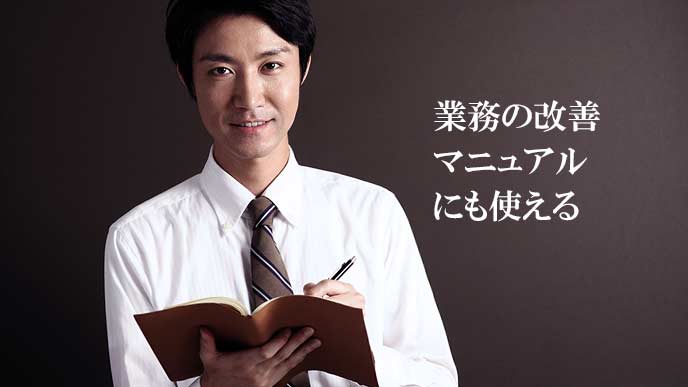 手帳のtodoリストを見ながらメモる男性