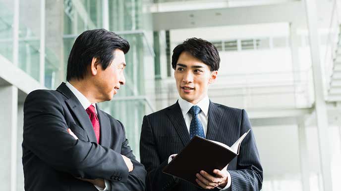 休暇明けで上司と話す社員
