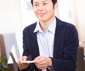名詞を差し出す男性