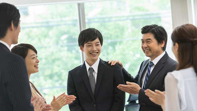 社内へ部署異動の挨拶をする
